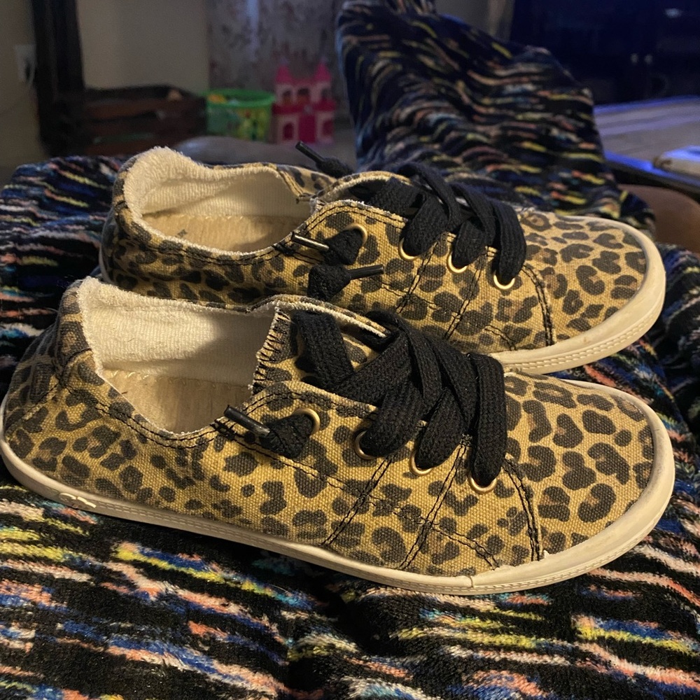 Cheetah print SO Memory Foam slip on Tenny shoes. Very comfortable. Sz 6 1/2